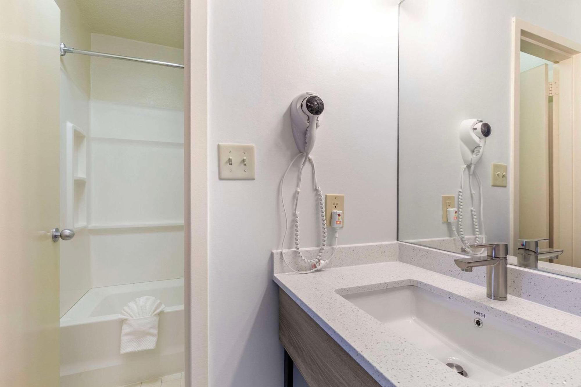 Suburban Studios Tysons Corner Vienna Exterior photo